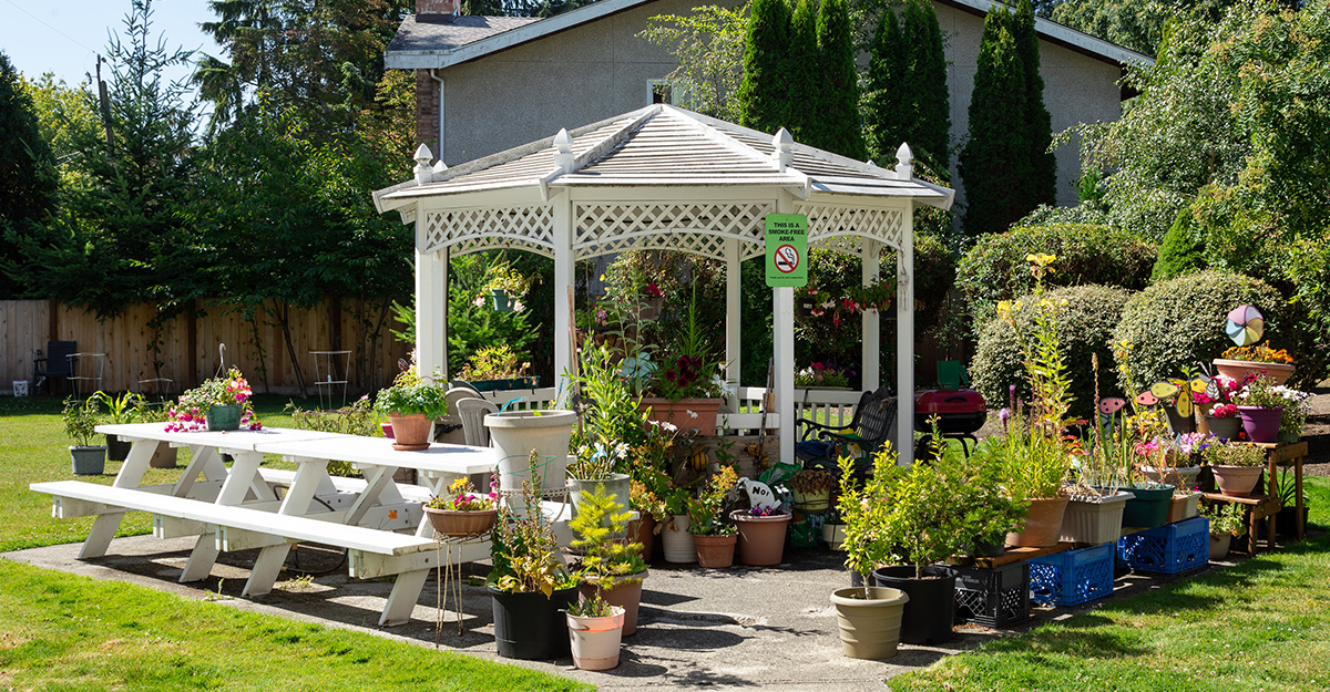 A gazebo outside of an apartment building